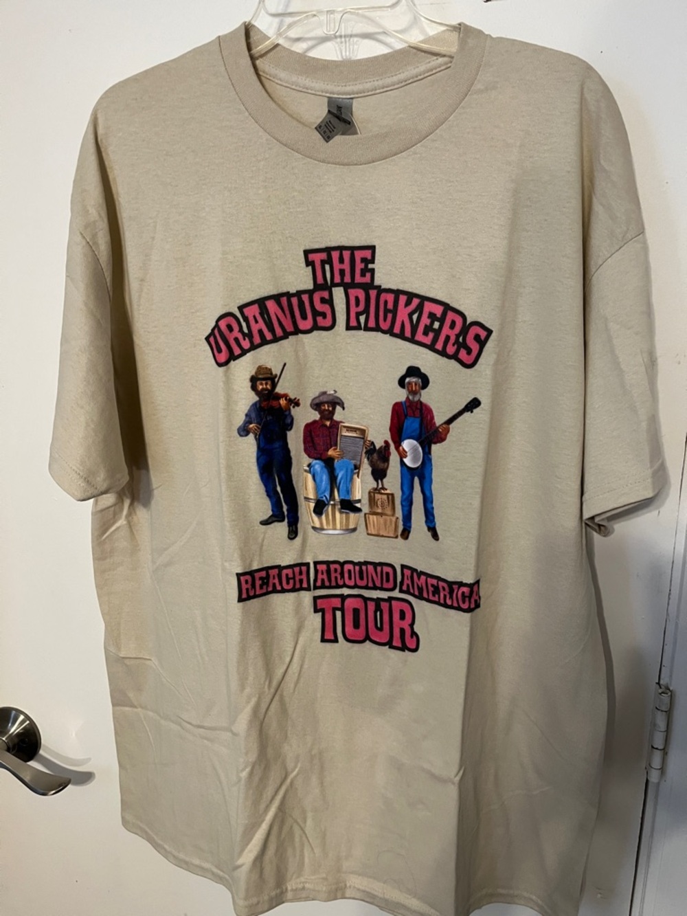 The Uranus pickers “Reach around America tour, extra large beige T-shirt,